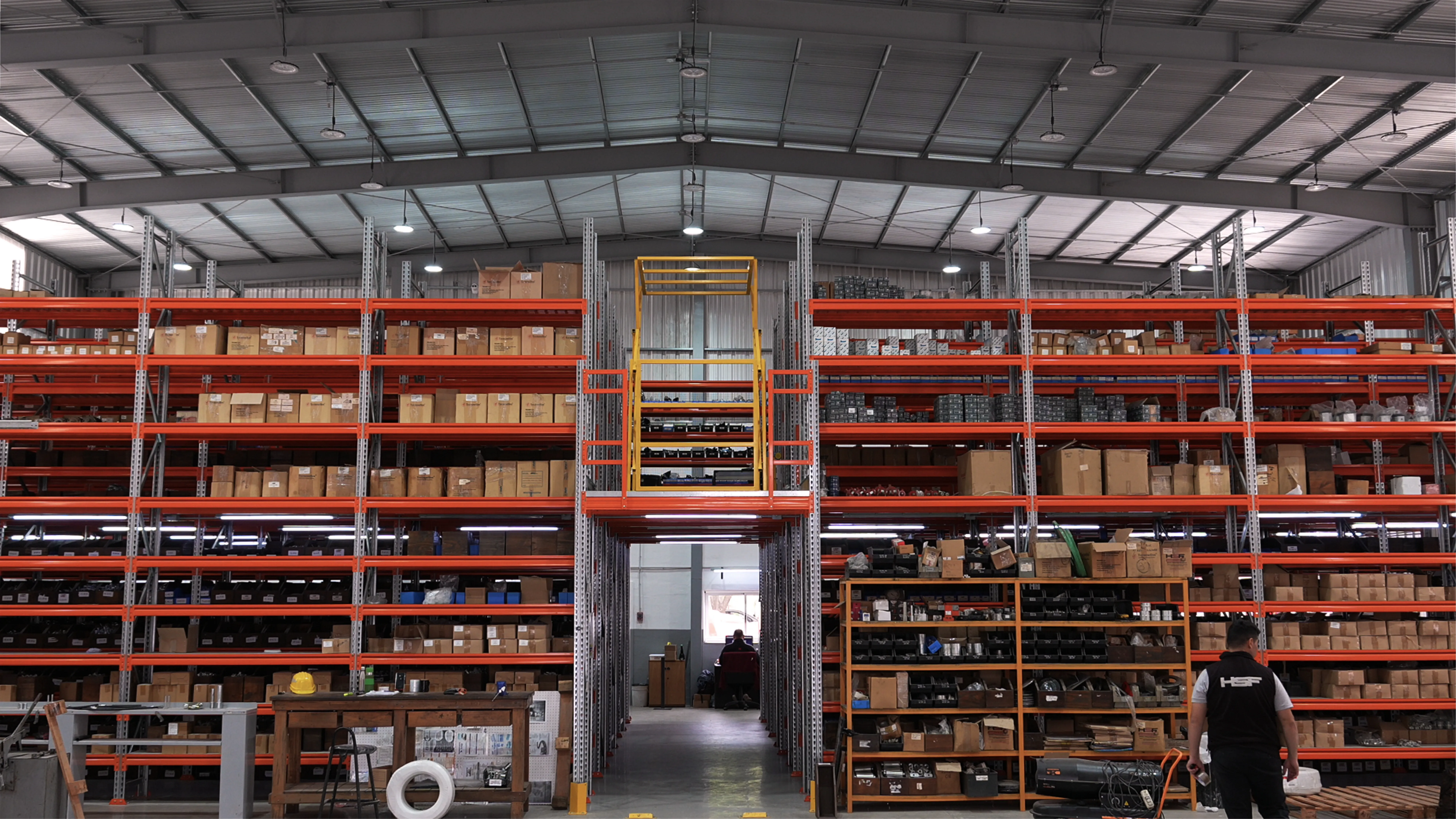 Depósito de HSF con estanterías cargadas de terminales y mangueras hidráulicas en stock
