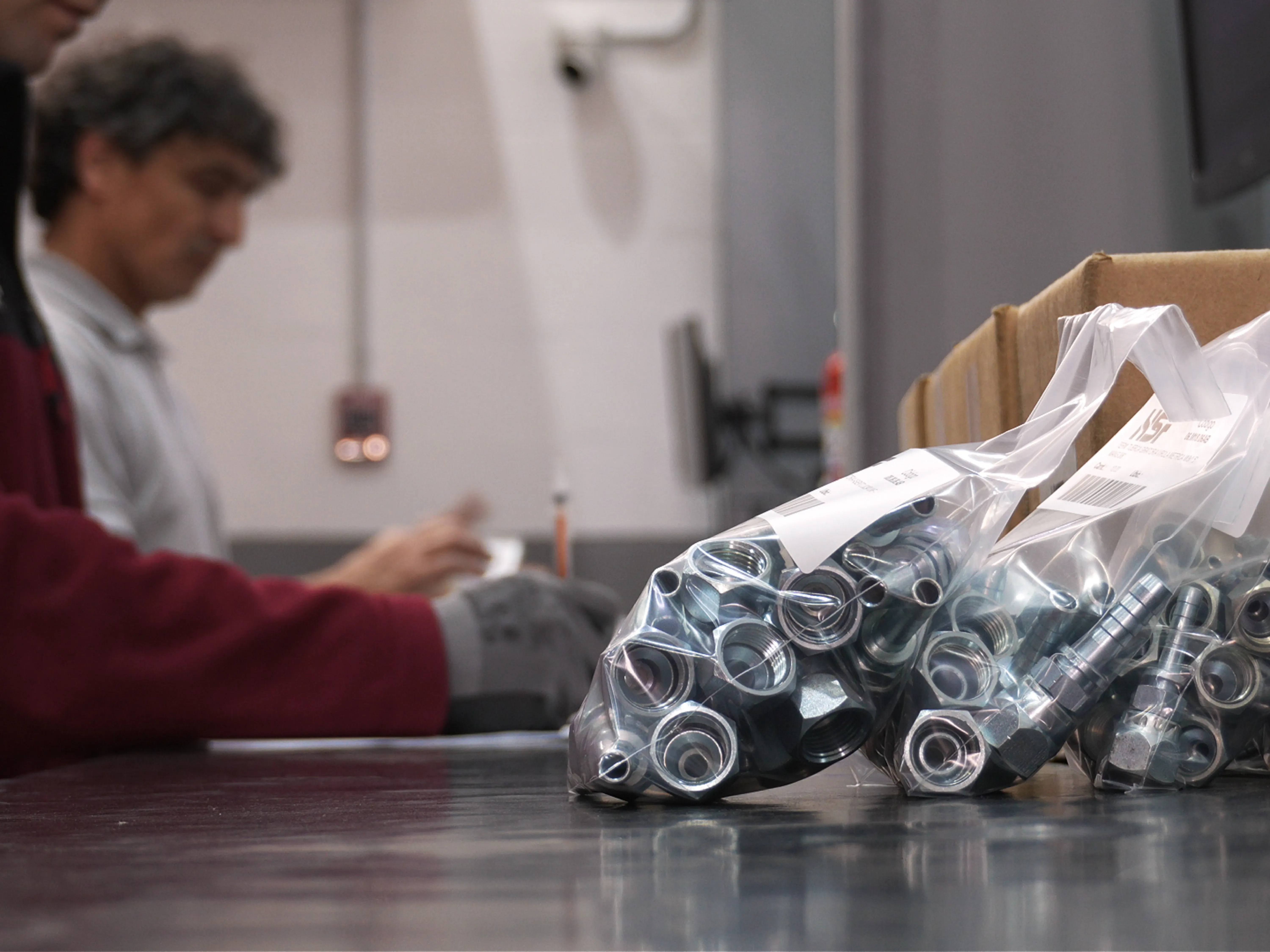 Equipo de HSF preparando bolsas de terminales hidráulicos para despacho