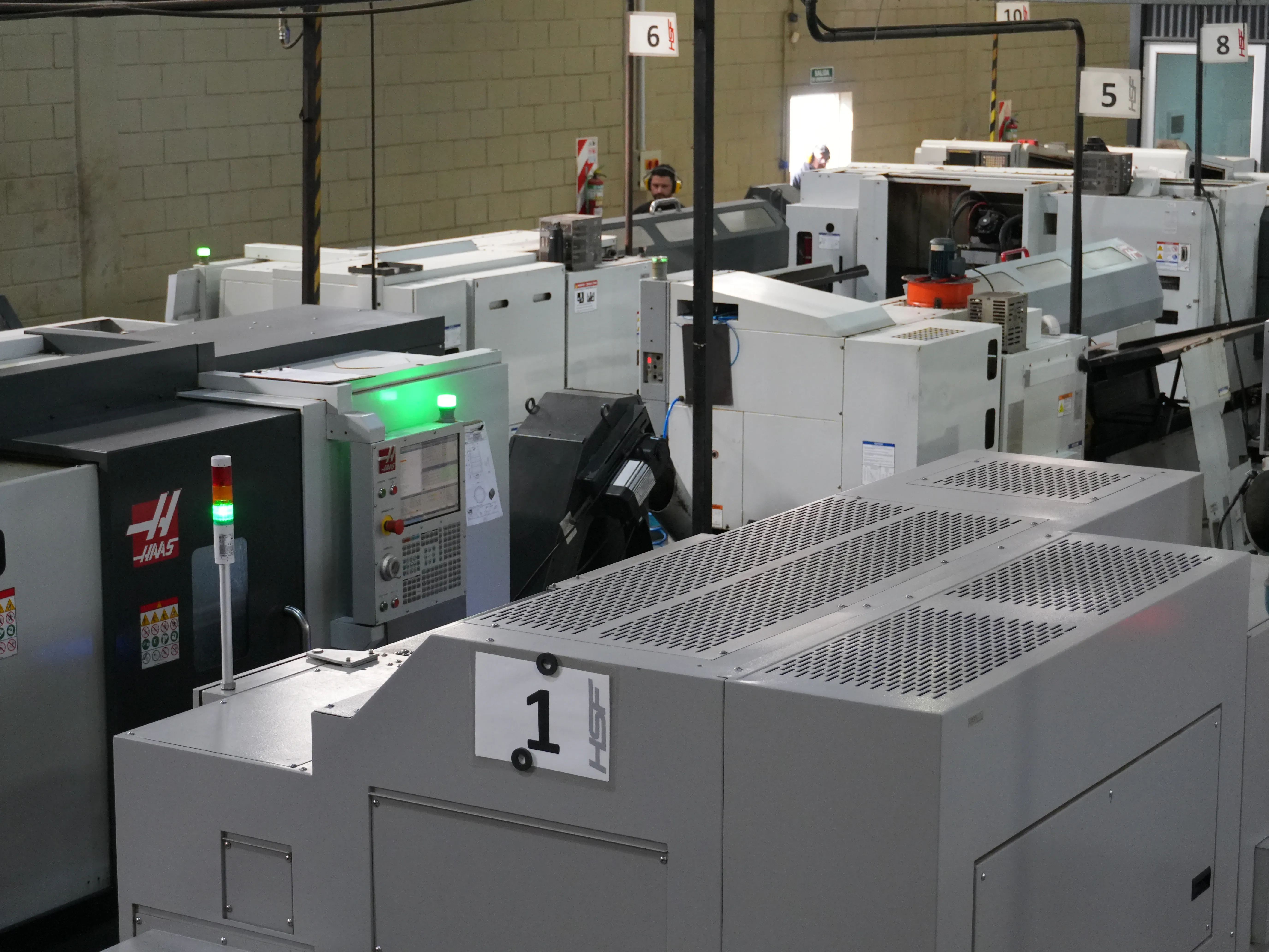 Sector de tornos CNC numerados en la planta de HSF