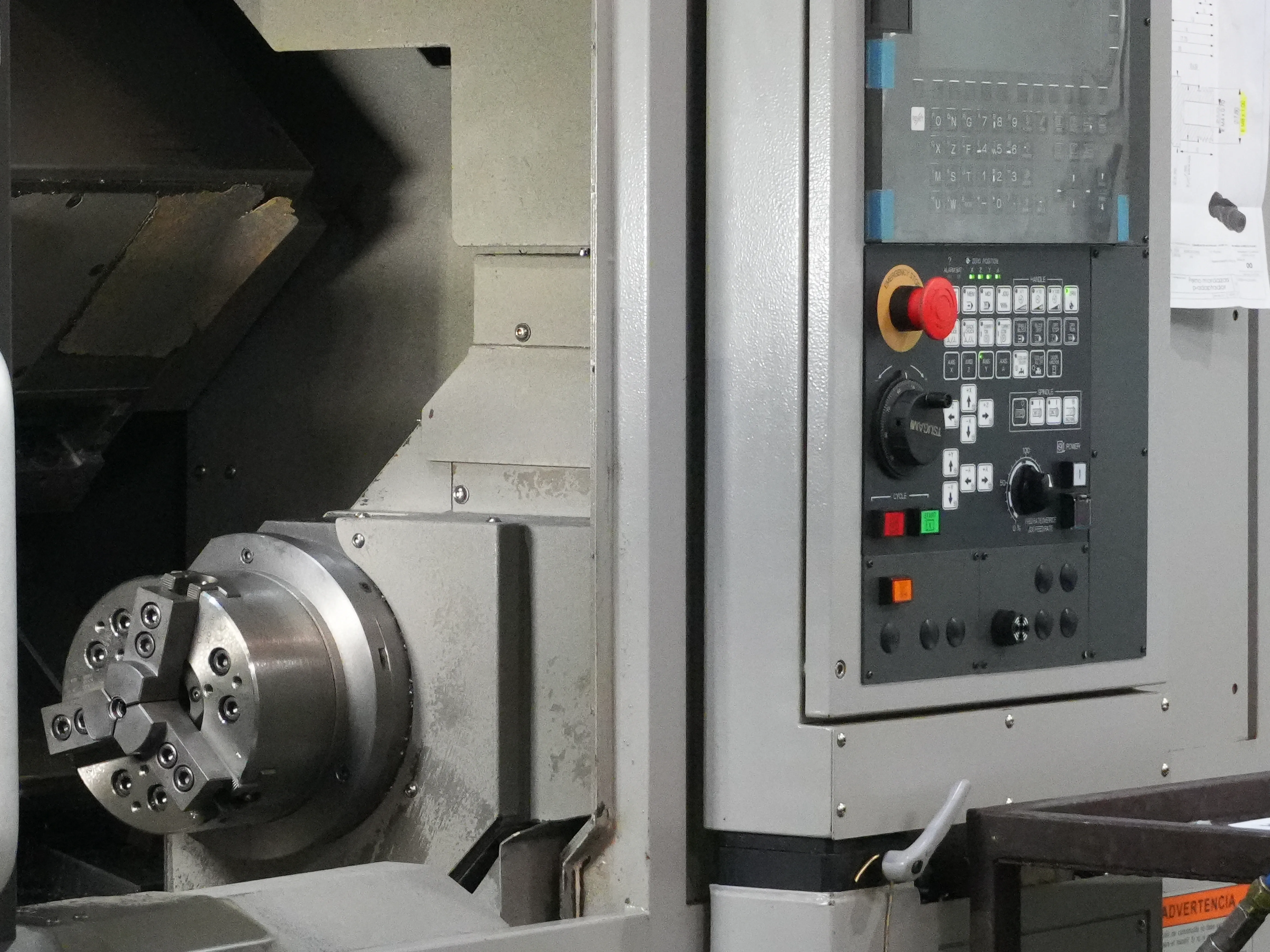 Plato y panel de control de un torno CNC en la planta de HSF